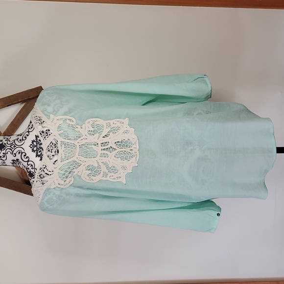 No Boundaries Woman's Top  EUC - Picture 4 of 6